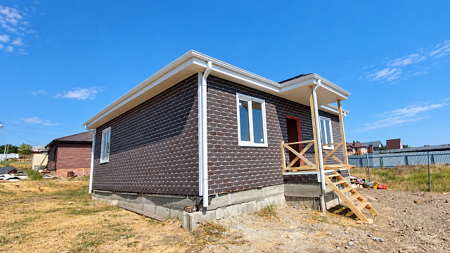 Дом из СИП-панелей 9,6 × 9,1 м, одноэтажный